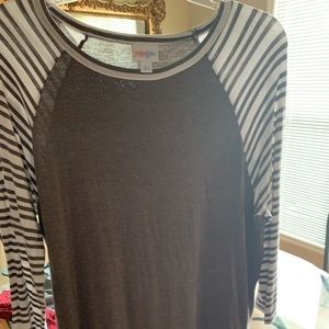 Brown & white T-shirt with stripped sleeves.👠